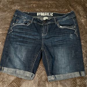 Hydraulic- Jean Bermuda shorts. Cuffed hem. Slight distress but not torn. SZ 16